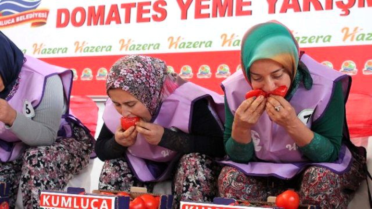 Kumluca\'da Kadınlardan En Hızlı Domates Yeme Yarışması