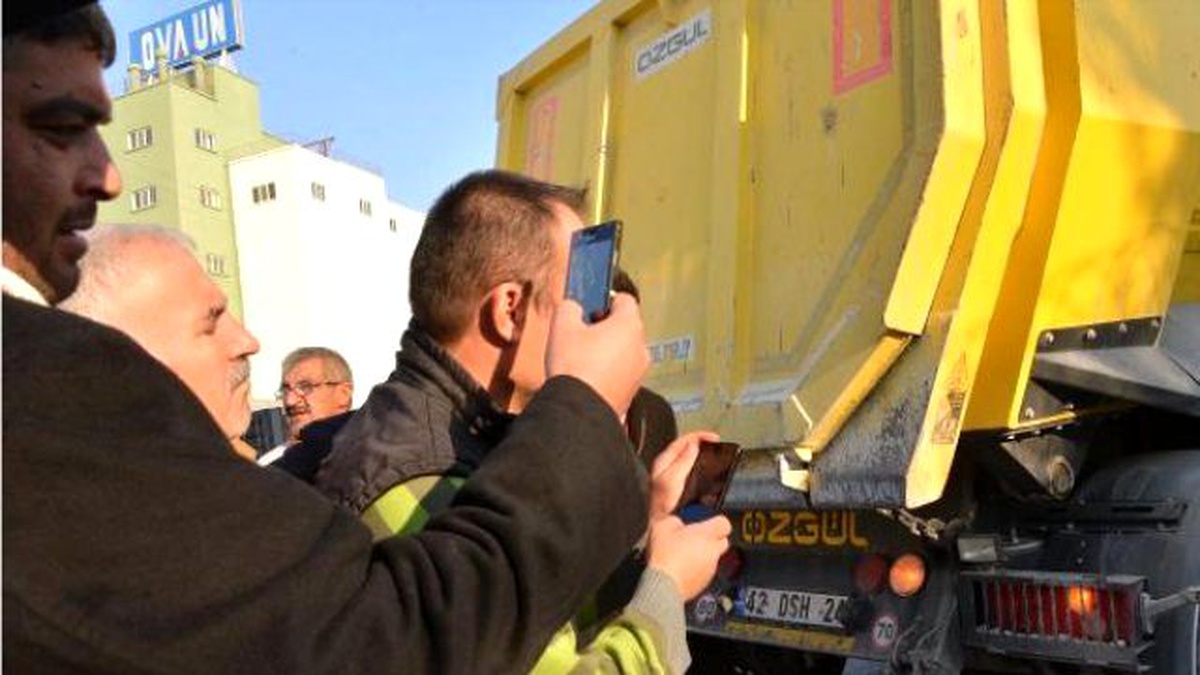 Kamyon Altında Kalan Motosikletlinin Cesedini Görüntülemek İçin Çabaladılar