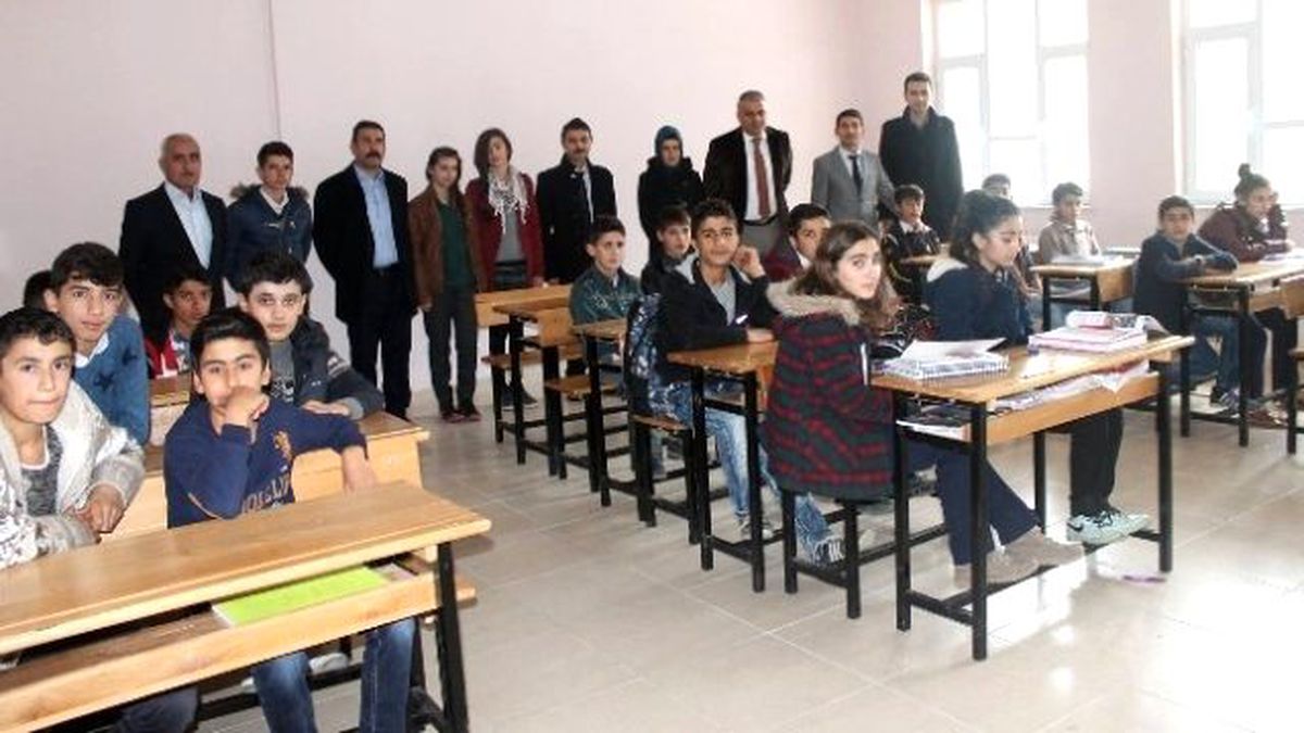 Hakkari\'de Kardeş Okula Malzeme Yardımı