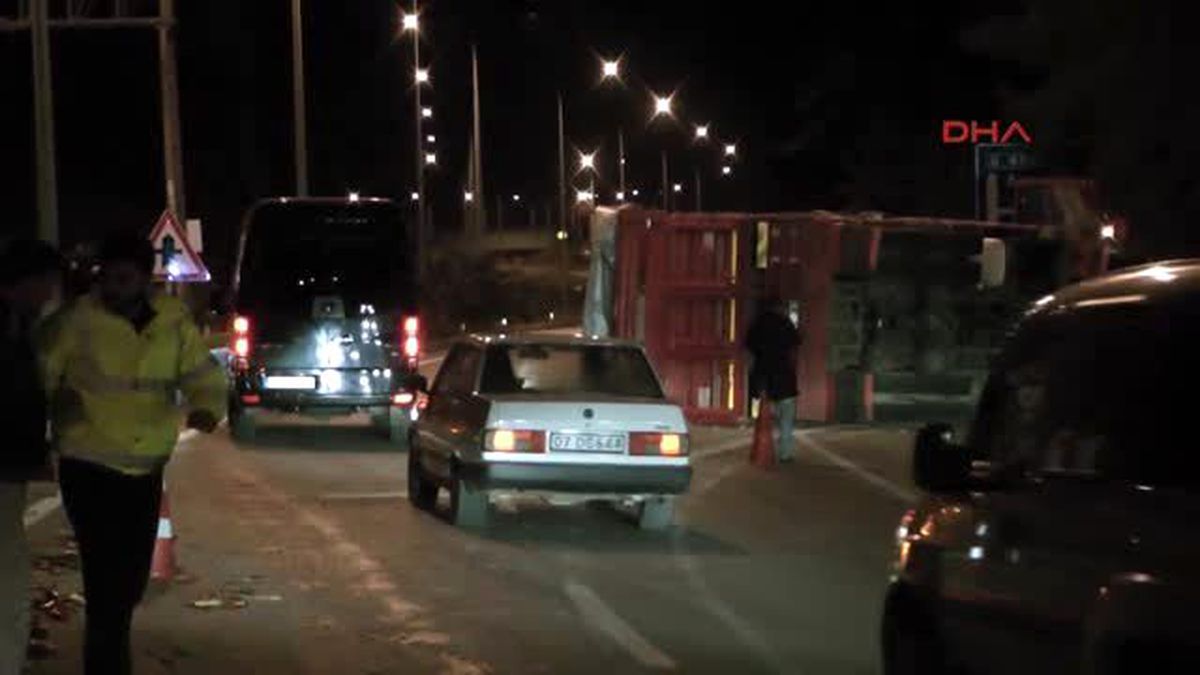 Kemer\'de Sebze Yüklü Kamyon Devrildi: 3 Yaralı