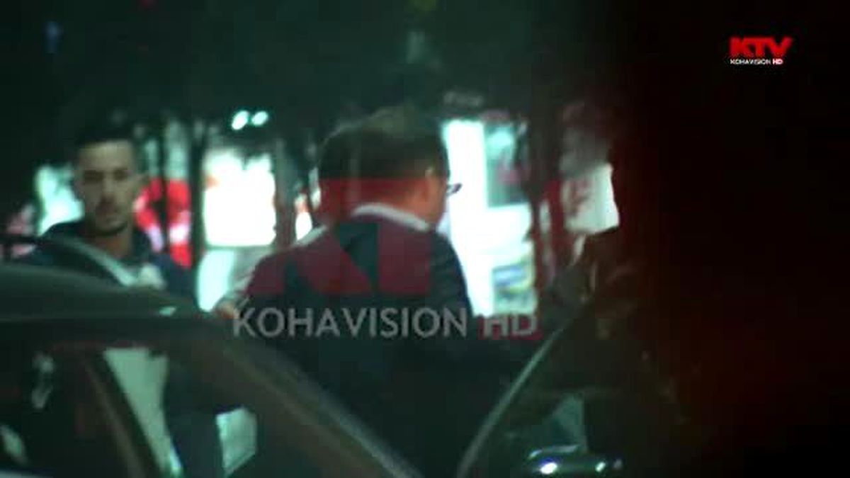 Kosova\'da Muhalifler Bakan Yardımcısını Araçtan İndirdi, Aracı Kullanılmaz Hale Getirdi...
