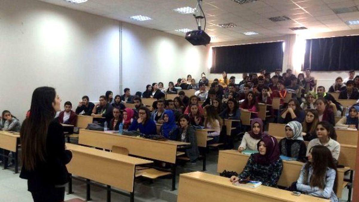 Kuyucak\'ta Üniversitelilere Kişisel Gelişim Eğitimi Verildi