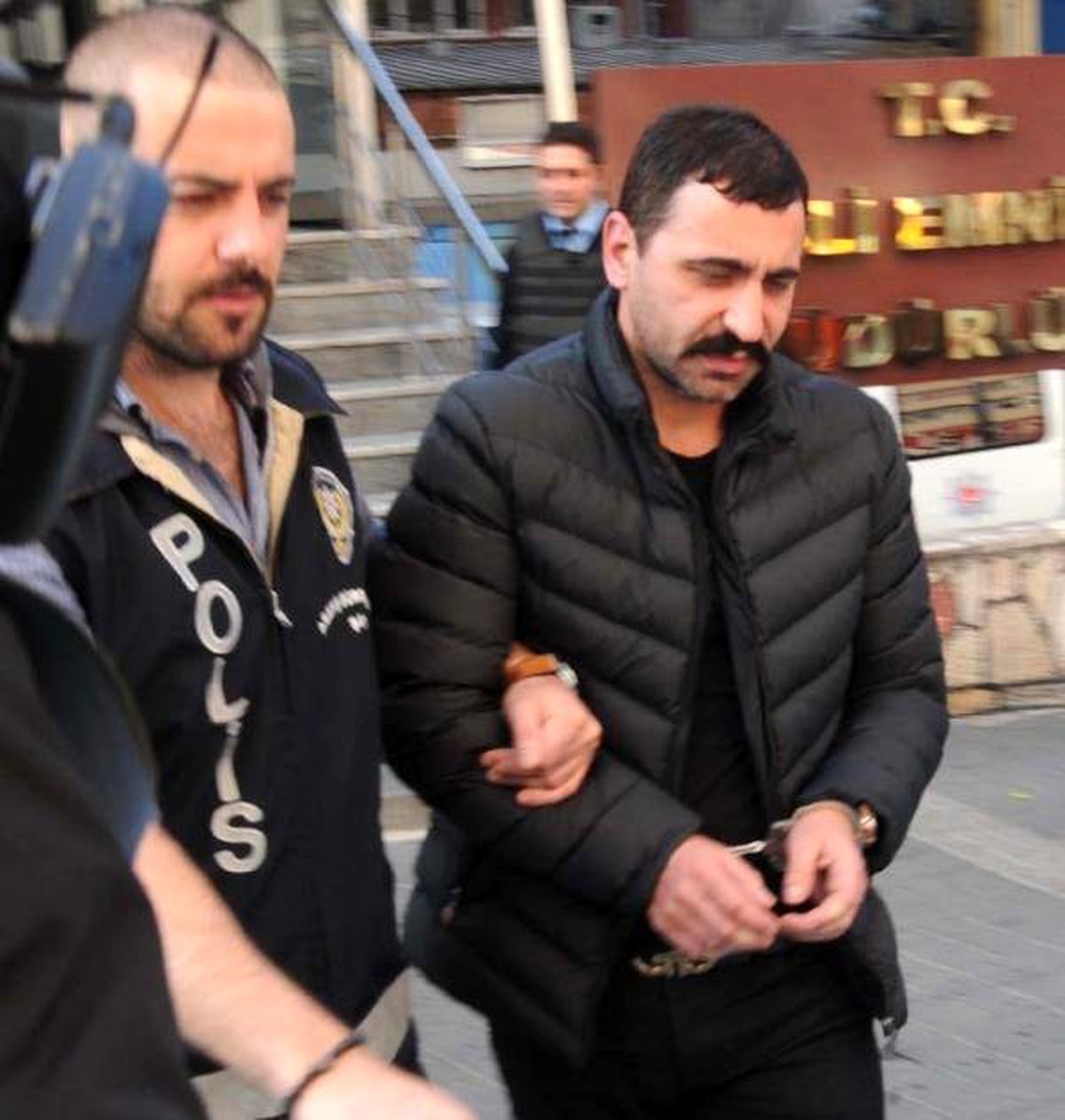 Mecidiyeköy\'de Otomobili Kurşunlayan Saldırgan Aranıyor