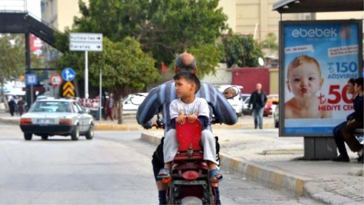 Nasrettin Hoca\'ya Özenen Küçük Çocuk, Motosiklete Ters Bindi