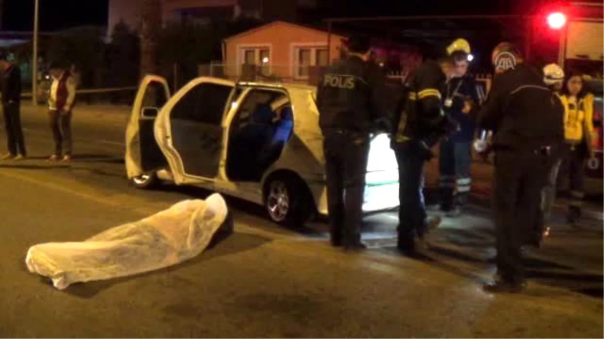 Muğla\'da Otomobil Aydınlatma Direklerine Çarptı: 2 Ölü, 3 Yaralı