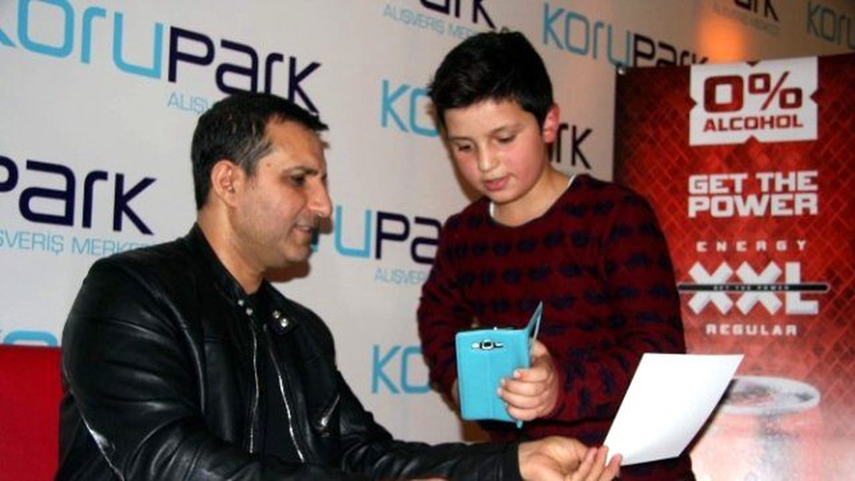 Rafet El Roman İmza Gününde Sevenleriyle Buluştu