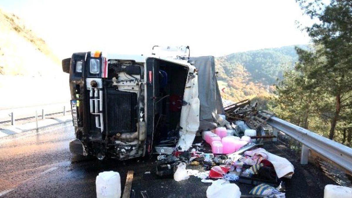 Sabun Yüklü Tır Devrildi, Trafik 3 Saat Durdu