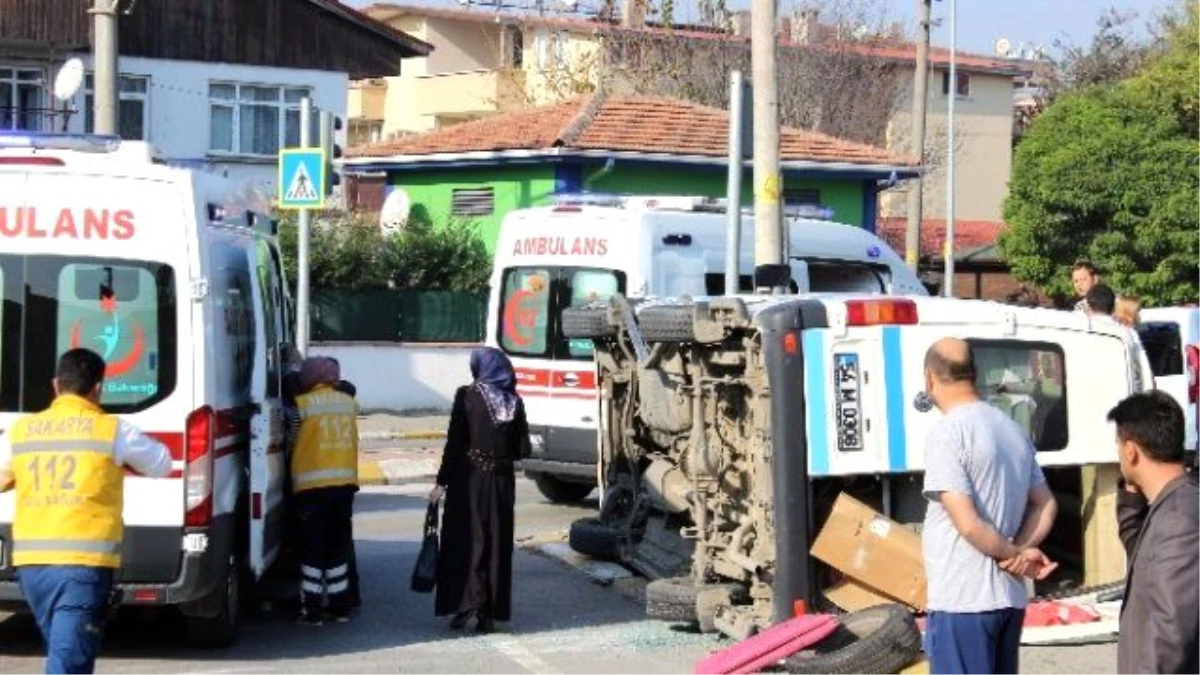 Sakarya\'da Yolcu Minibüsü Devrildi: 7 Yaralı