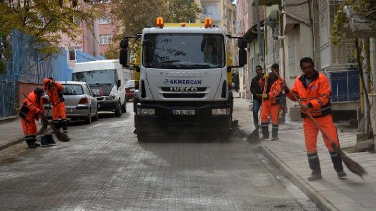 Sokaklarda Temizlik Çalışması Yapılıyor