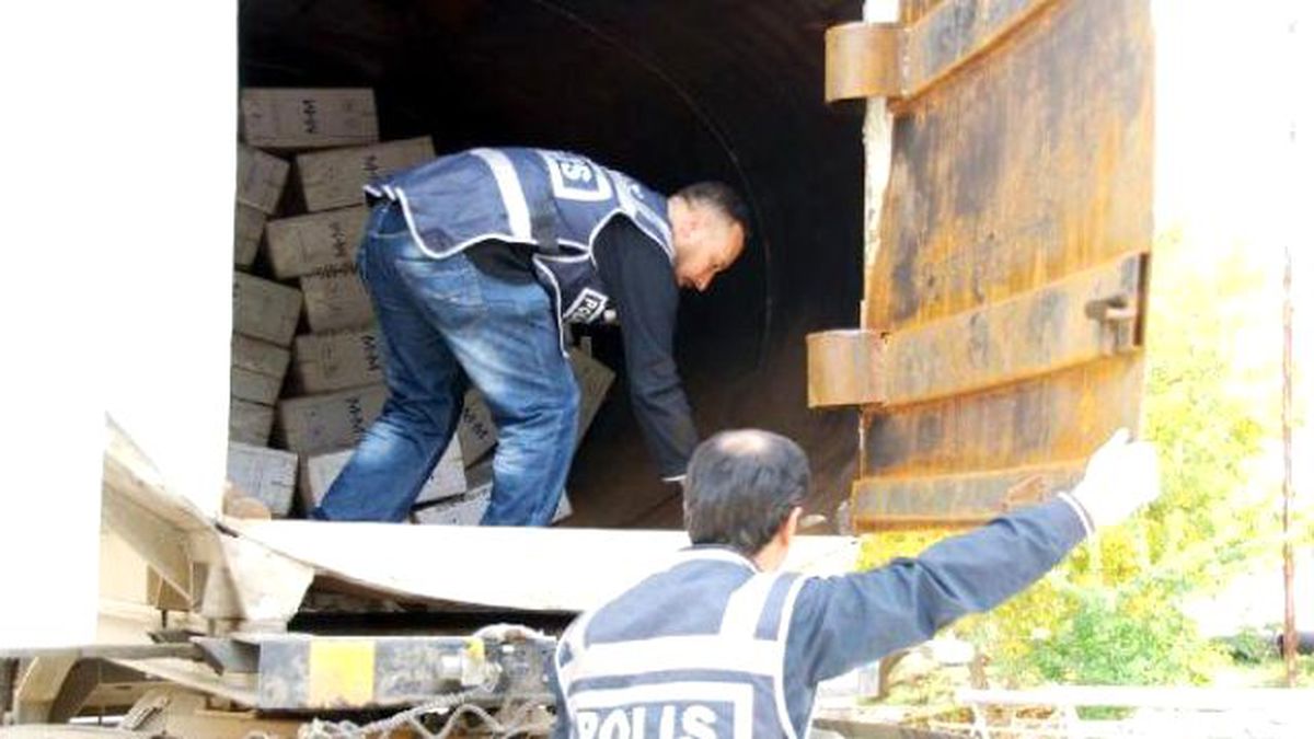 Tır\'da 170 Bin Kaçak Sigara Ele Geçti