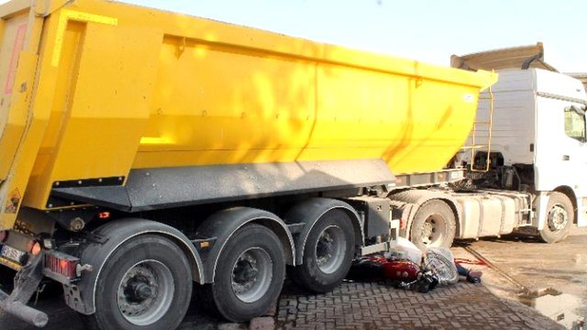 Tır\'ın Altında Kalan Motosiklet Sürücüsü Öldü