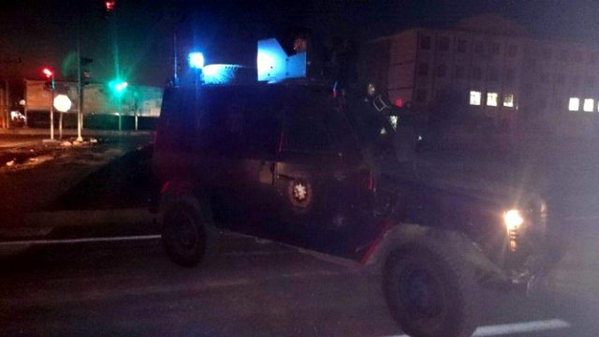 Viranşehir-diyarbakır Karayoluna Döşenen Bomba, Polis Otosu Geçerken Patlatıldı