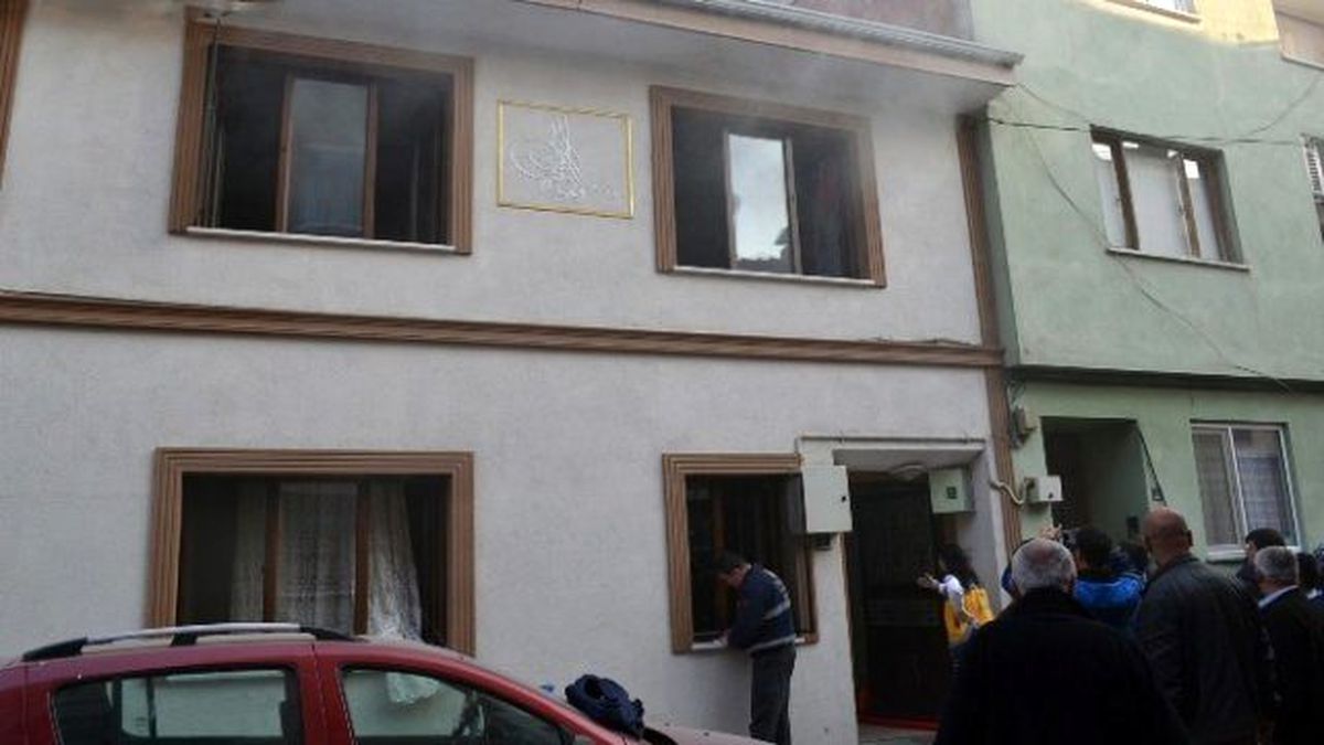 Yangında Mahsur Kalan Engelliyi İtfaiye Kurtardı
