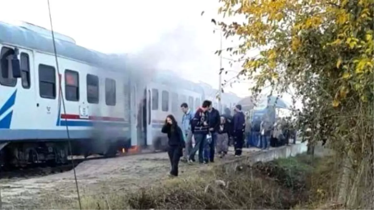 İzmir\'de Yolcu Treninde Korkutan Yangın