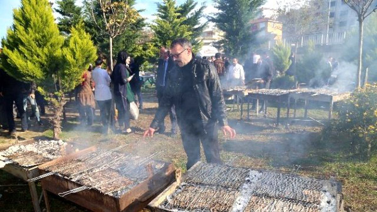 Hamsi Şenliğine Katılanlar 2.5 Ton Hamsiyi Bir Saatte Tükettiler