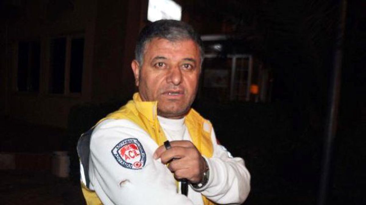Ambulansın Önünü Kesen Grup, Şoföre Tornavida ile Saldırdı