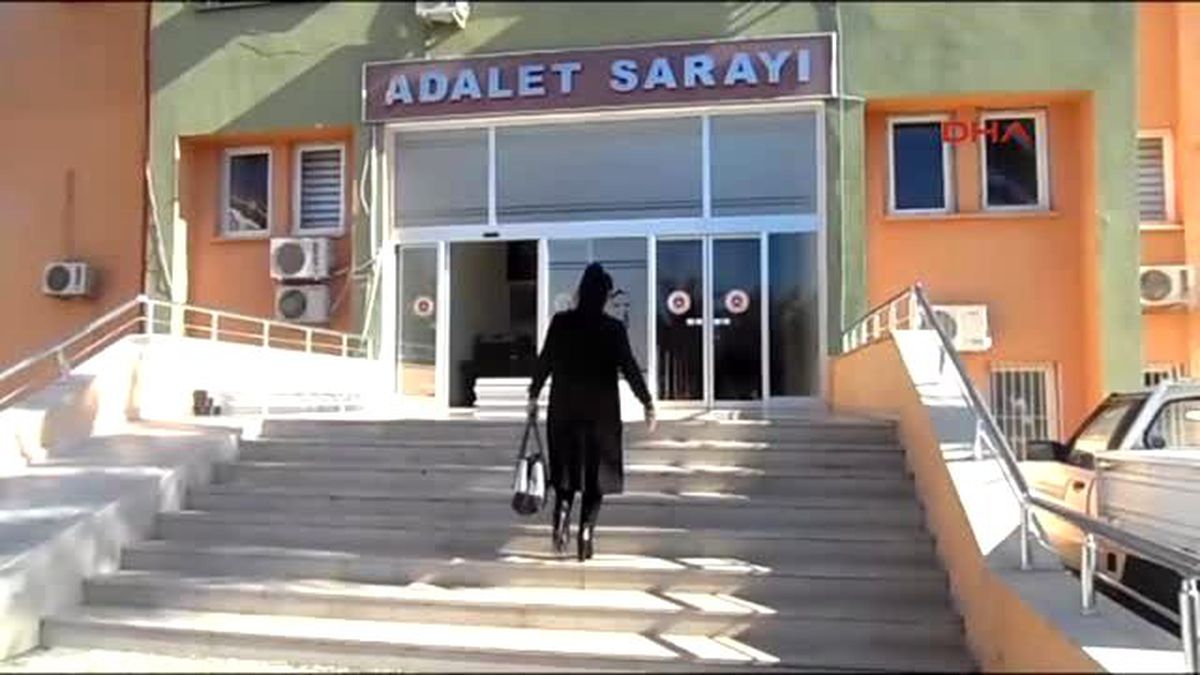 Anamur Duruşmaya Siyah Elbise ile Katılıp Protesto Etti