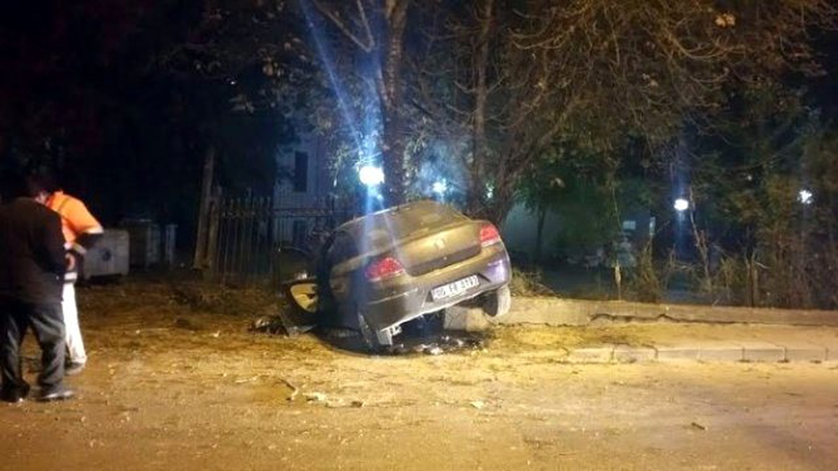 Başkent\'te Kontrolden Çıkan Otomobil Demir Korkuluklara Girdi