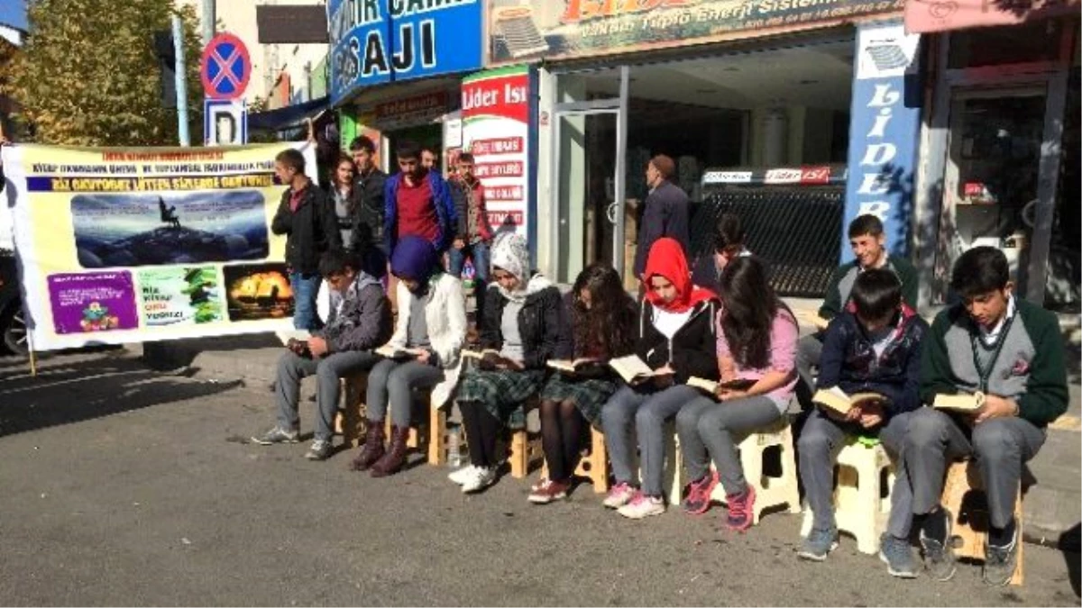 Bingöl\'de Farkındalık Oluşturmak İsteyen Öğrenciler Cadde Üzerlerinde Kitap Okuyor