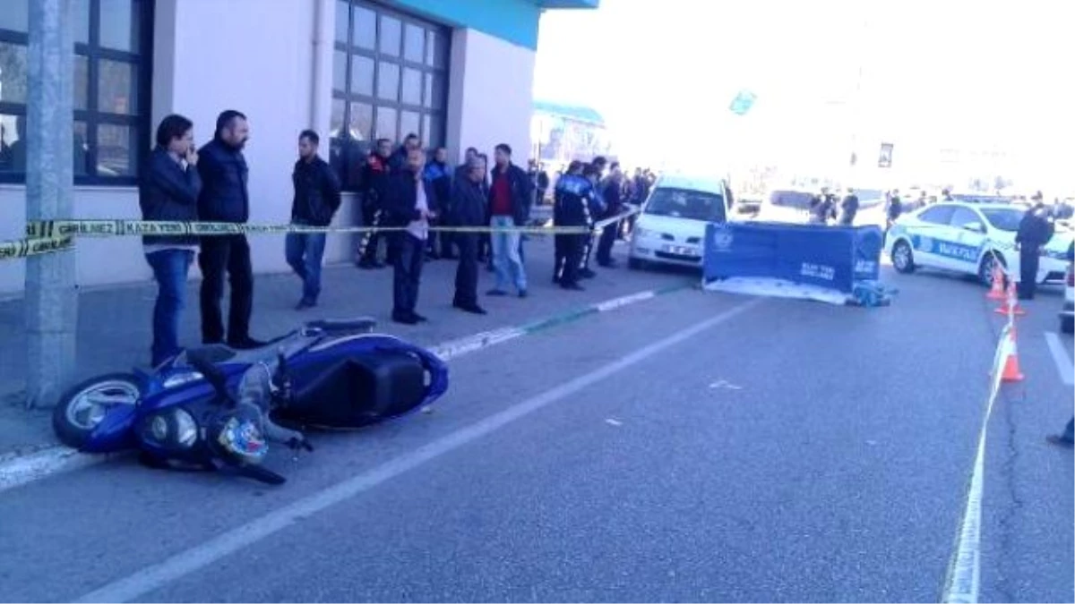 Bursa\'da, Kamyonun Altına Giren Motosikletli Polis Öldü