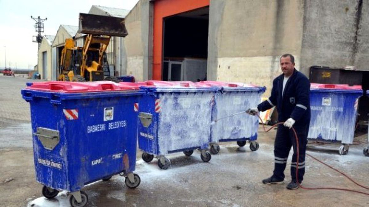 Babaeski\'de Çöp Konteynırları İlaçla Dezenfekte Edildi