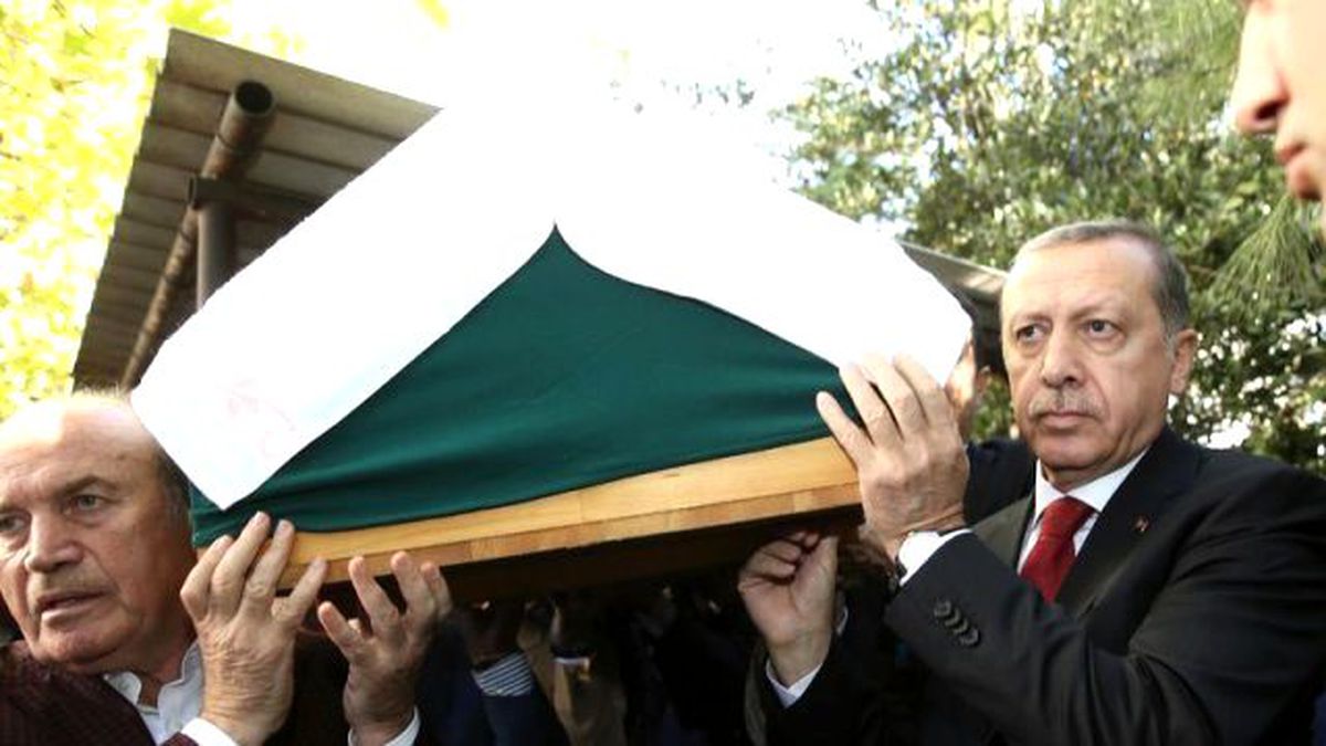 Erdoğan, Çatalca Eski İlçe Başkanı\'nın Tabutunu Omuzladı