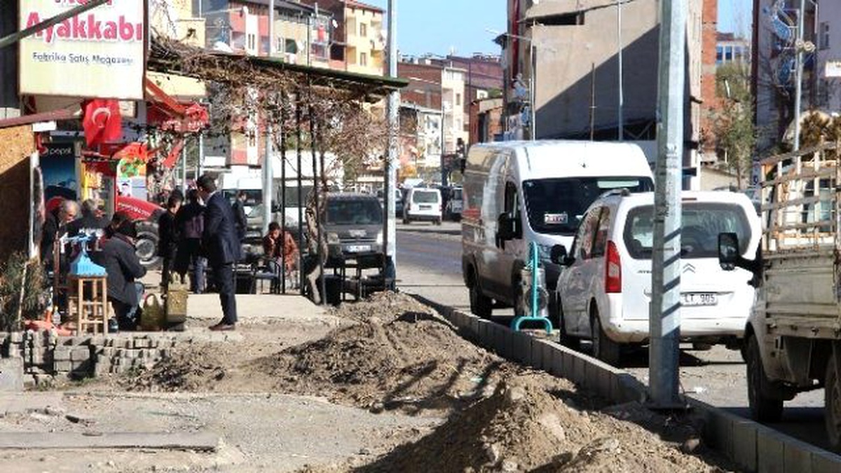 Esnafın Bitmeyen Yol ve Kaldırım Tepkisi