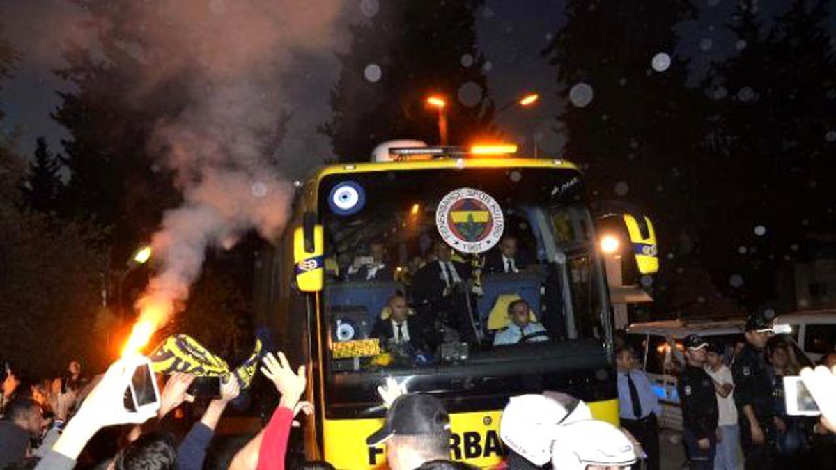 Fenerbahçe Kafilesini Adana\'da Taraftarları Karşıladı