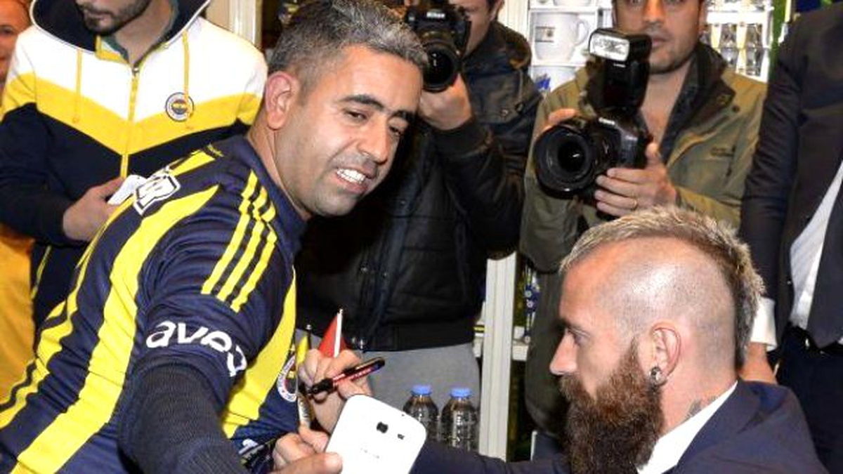 Fenerbahçeli Futbolcular Adana Fenerium\'da İmza Verdi