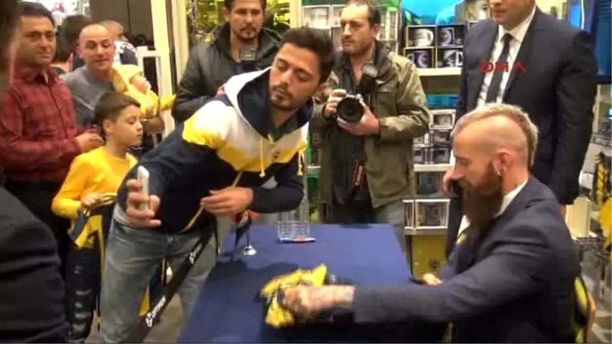 Fenerbahçeli Futbolcular Adana Fenerium\'da İmza Verdi