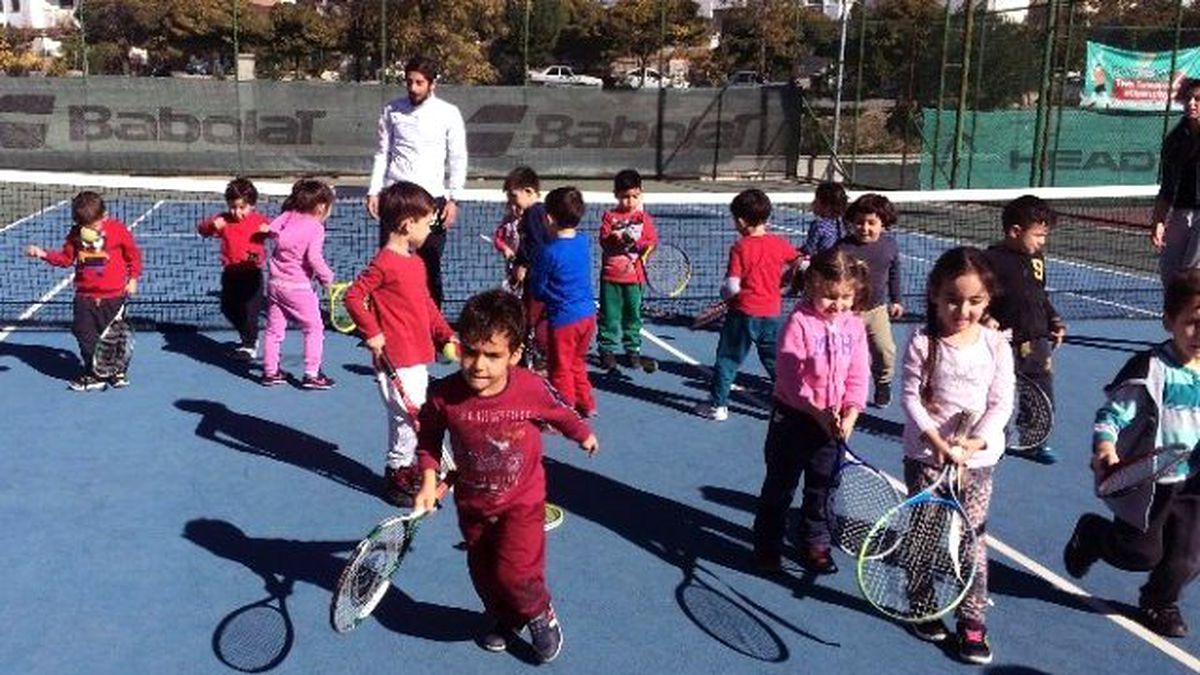 Geleceğin Tenisçileri Eğitiliyor