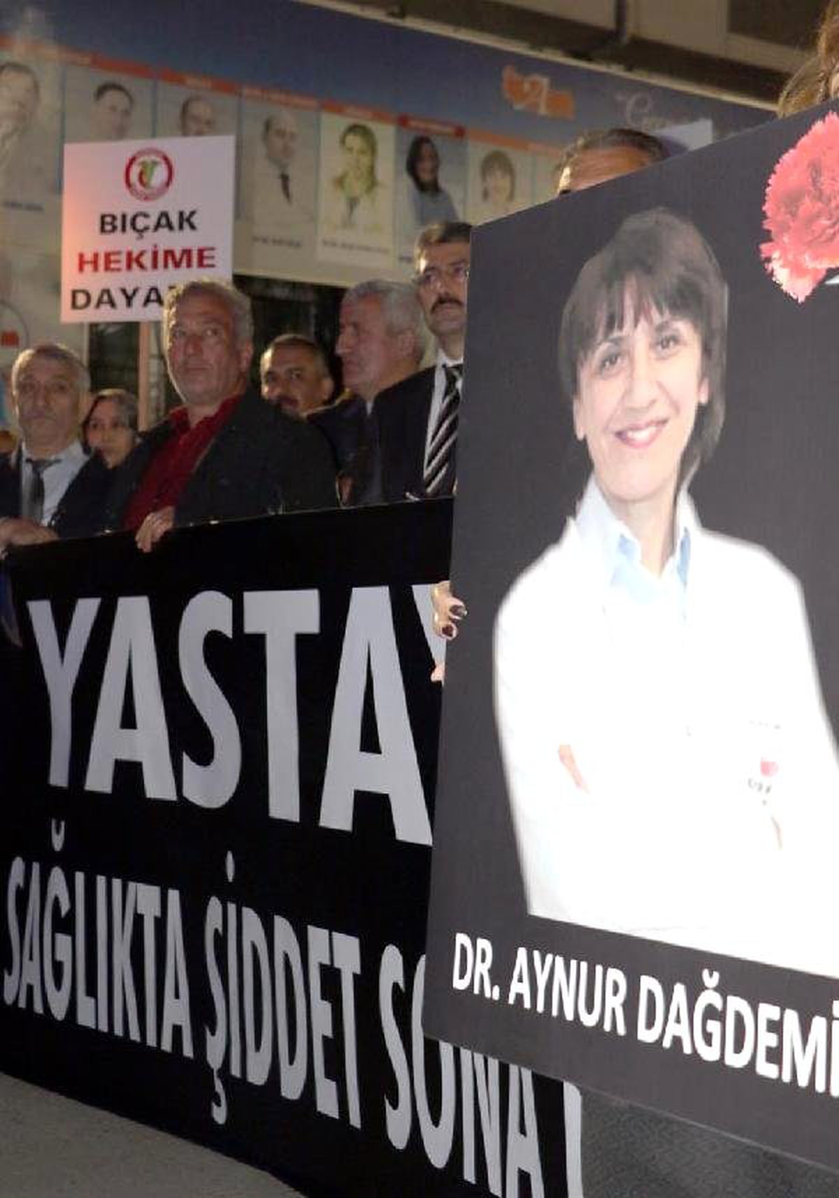 Hastanede Öldürülen Kadın Doktoru, Doğumunu Yaptırdığı Çocuklar da Gözyaşlarıyla Uğurladı (3)