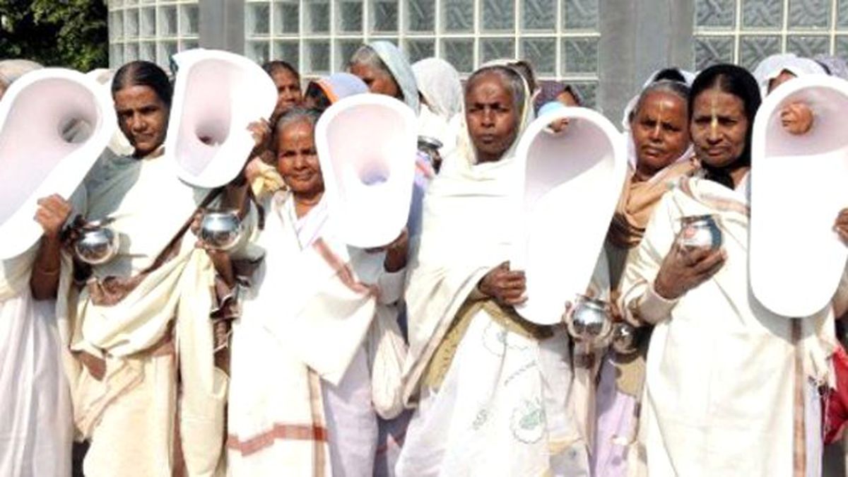 Hindistanlı Kadınlardan Toplu Tuvalet Yapma Tehditi