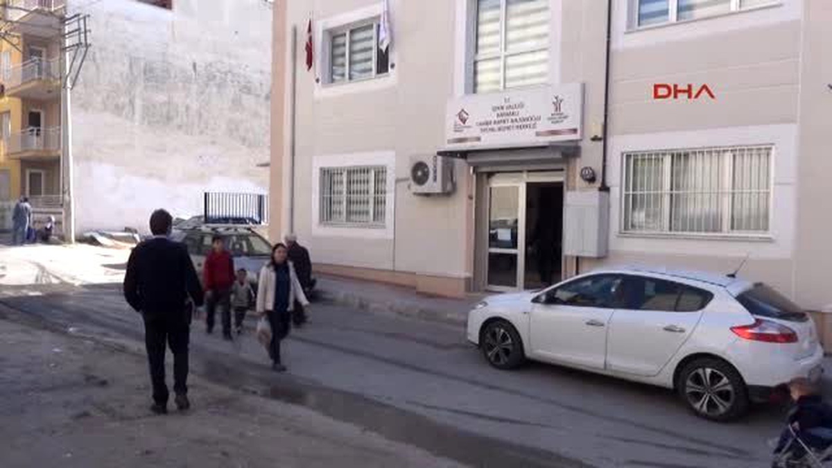 İzmir Otomobilden Kedi Çıkarma Operasyonu