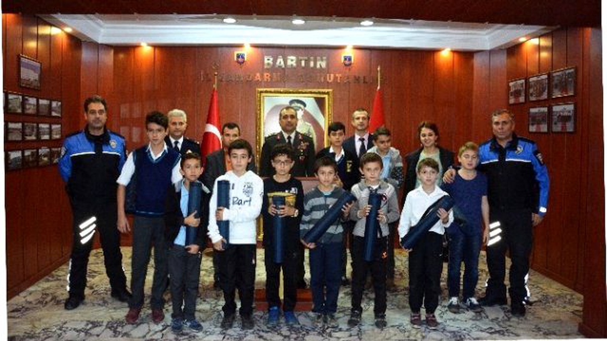Jandarma Komutanı \'Ndan Öğrencilere Hediye