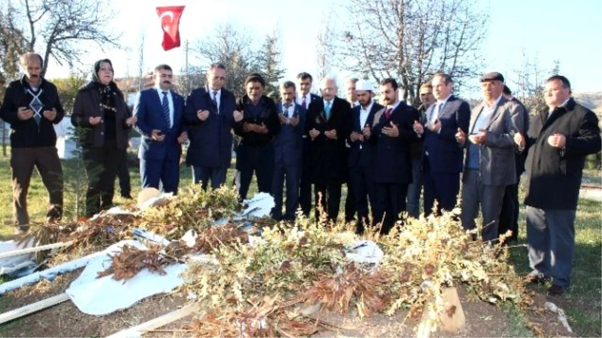 Kılıçdaroğlu Şehit Mezarını Ziyaret