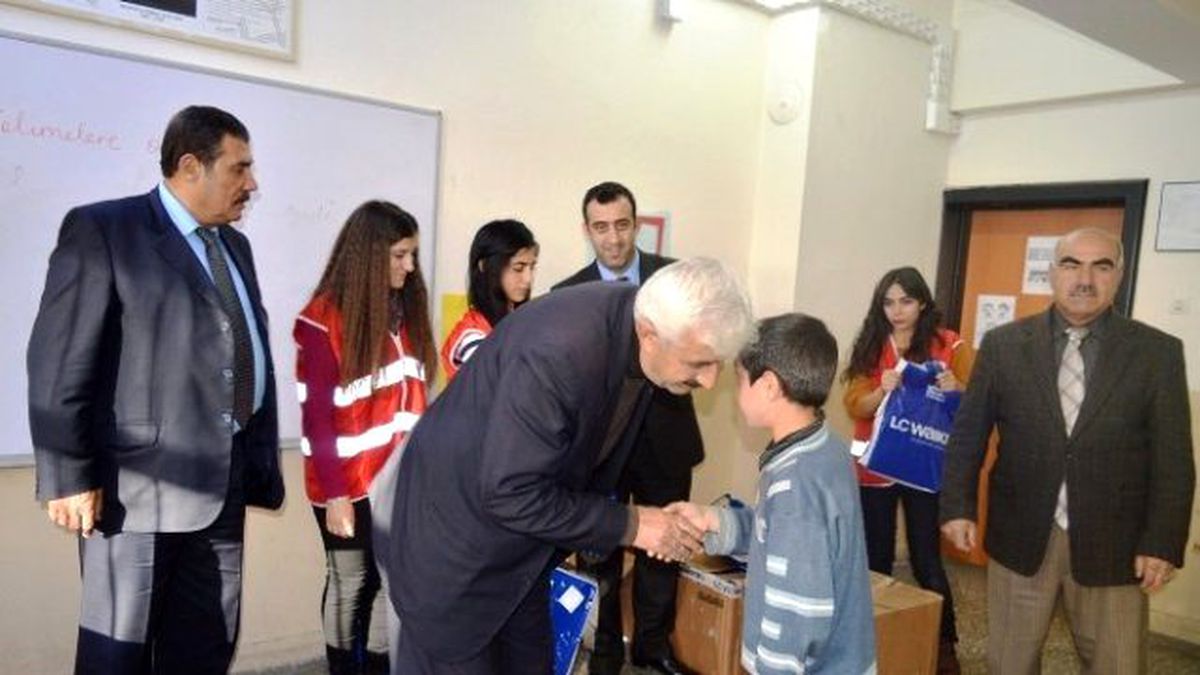 Kızılay Bitlis Şubesinden Çocuklara Giyim Yardımı