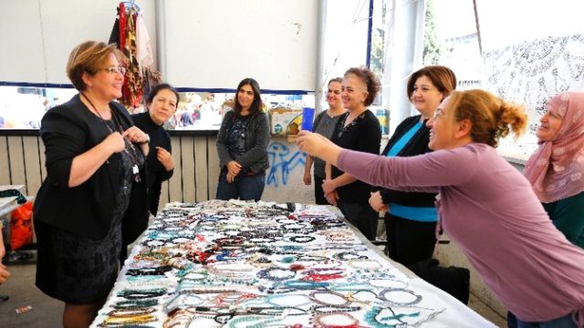 Konak\'ta Kadınların El Emeği Ürünleri Pazara Çıktı