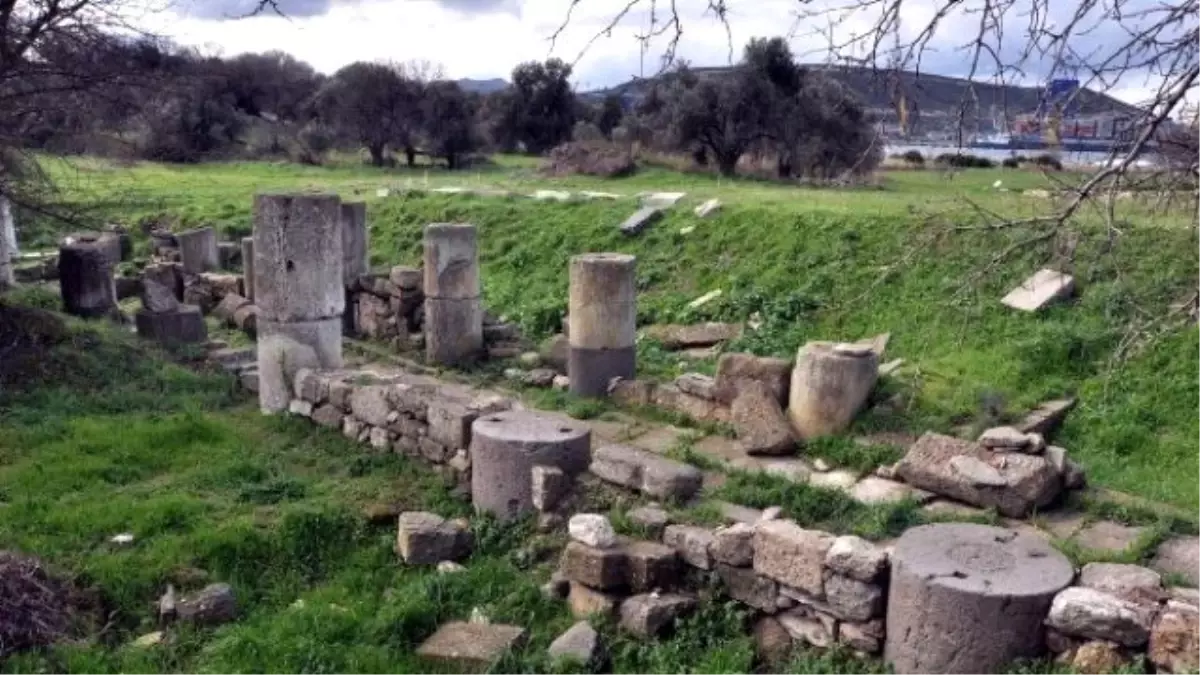 Kyme Antik Kenti Yaz Kış Ziyaretçi Akınına Uğruyor