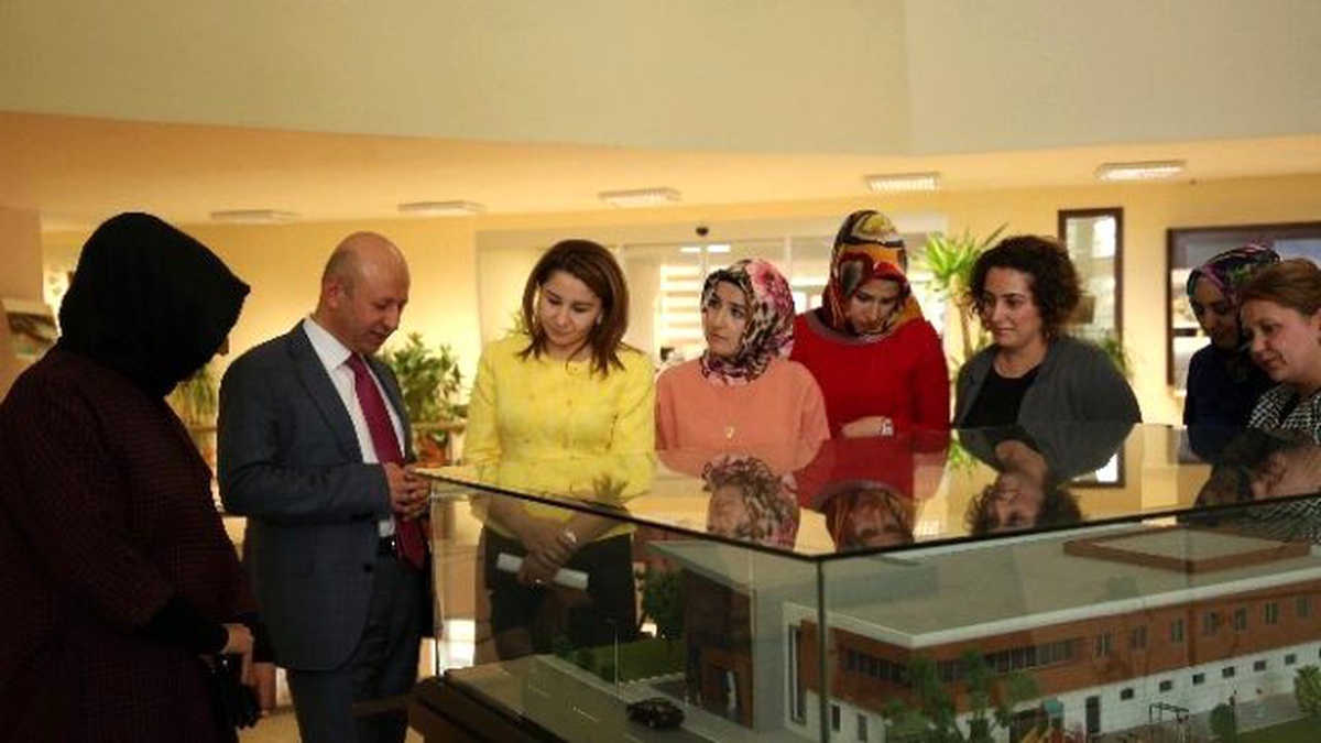 Memur-sen Kadınlar Komisyonundan Kocasinan Belediye Başkanı Çolakbayrakdar\'a Ziyaret