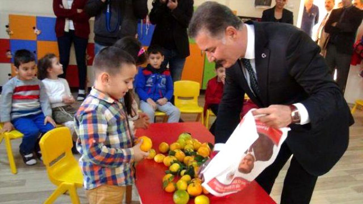 Mersin\'de Toroslar Belediyesi Ücretsiz 10 Ton Mandalina Dağıtıyor