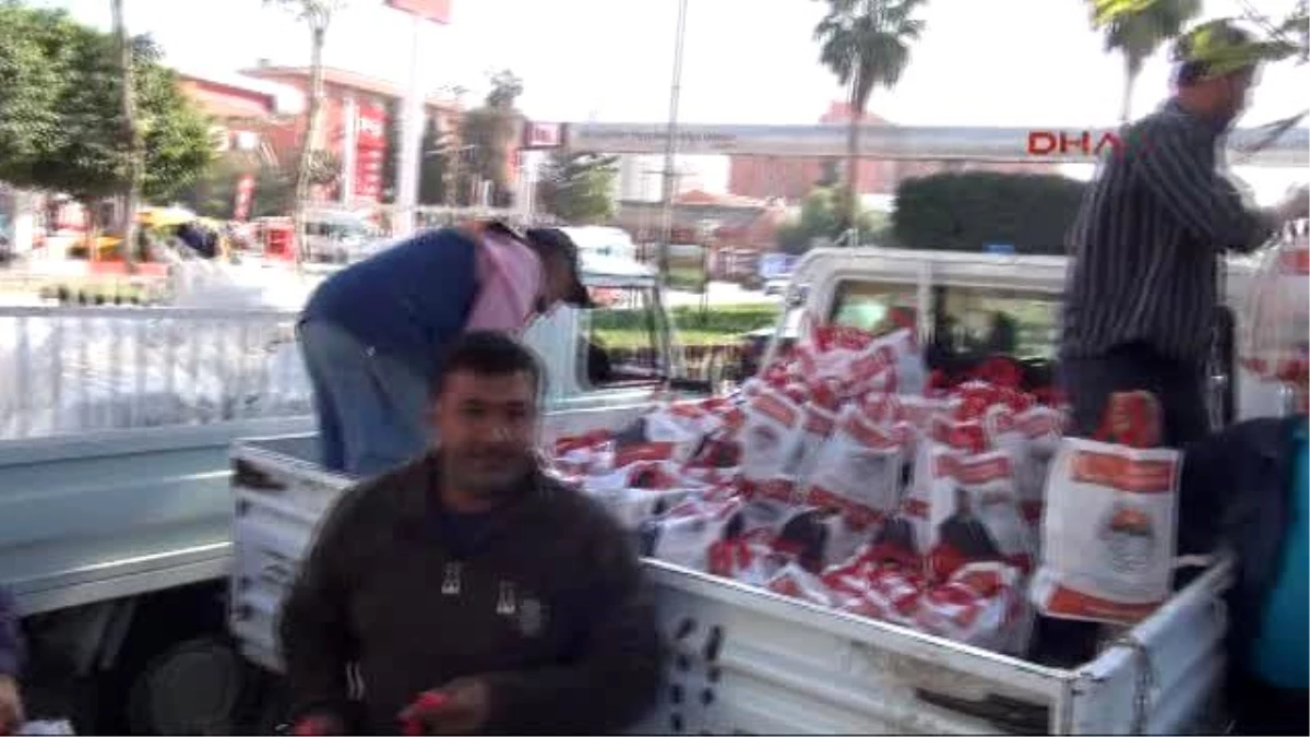 Mersin Toroslar Belediyesi Kendi Bahçesinde Yetiştirdiği Yaklaşık 10 Ton Mandalina Halka Dağıttı