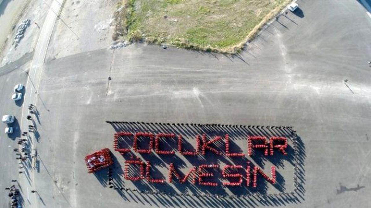 Öğrenciler Türkçe ve İngilizce \'Çocuklar Ölmesin\' Kaligrafisi Oluşturdu