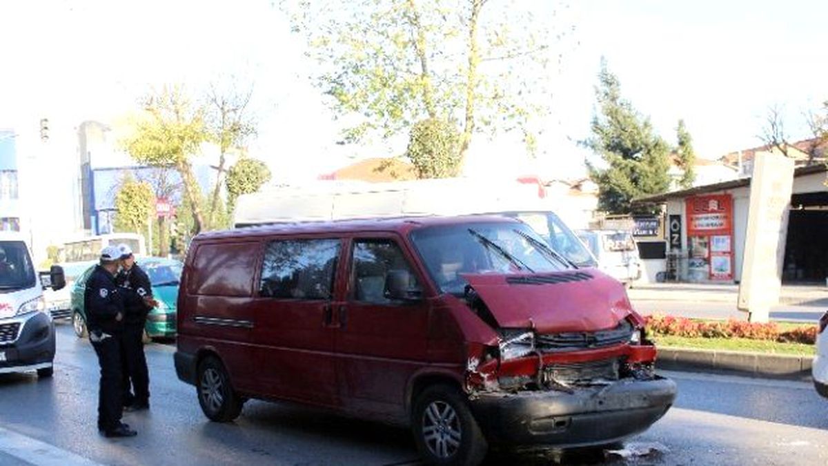 Önünde Seyreden Servis Minibüsüne Çarptı: 1 Yaralı