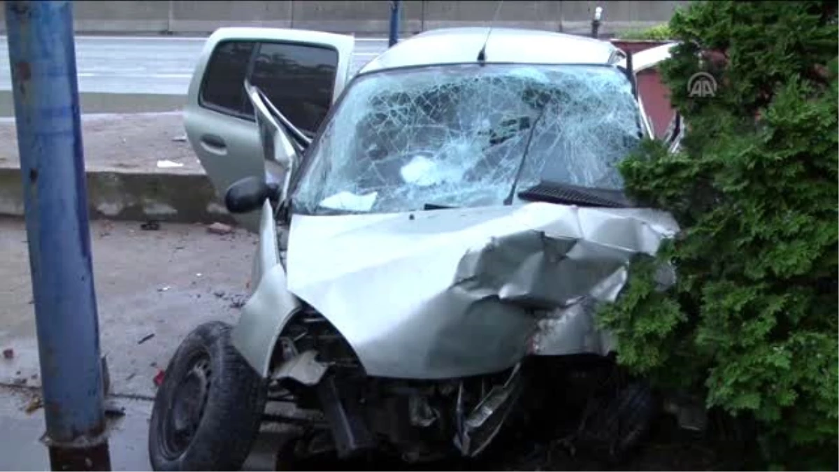 Muğla\'da Otomobil Bahçe Duvarına Çarptı: 2 Ağır Yaralı
