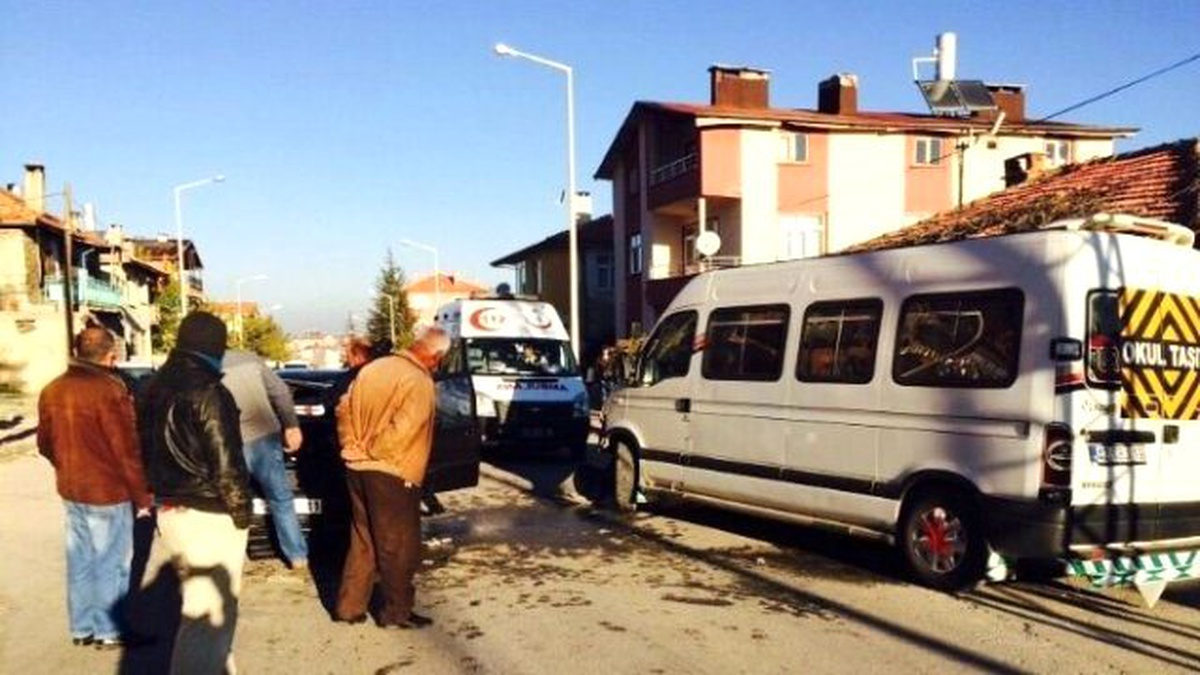 Otomobil ile Öğrenci Servisi Çarpıştı: Üç Yaralı