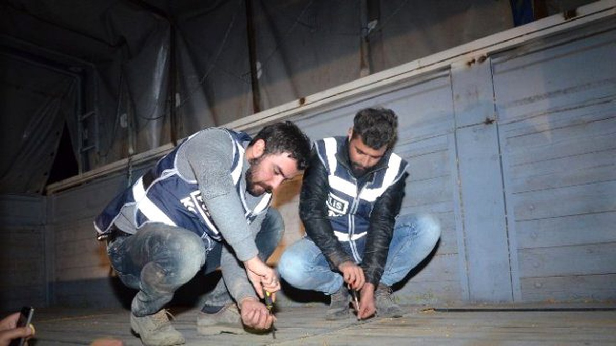 Patlatılan Bombanın Ardından Durdurulan Tır\'da Gizli Zula Bulundu