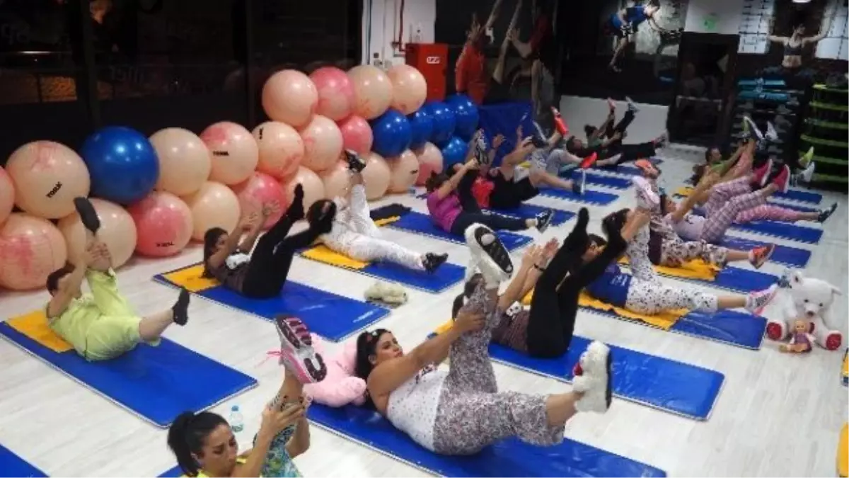 Pijamalı Pilatesle Spor Yaptılar