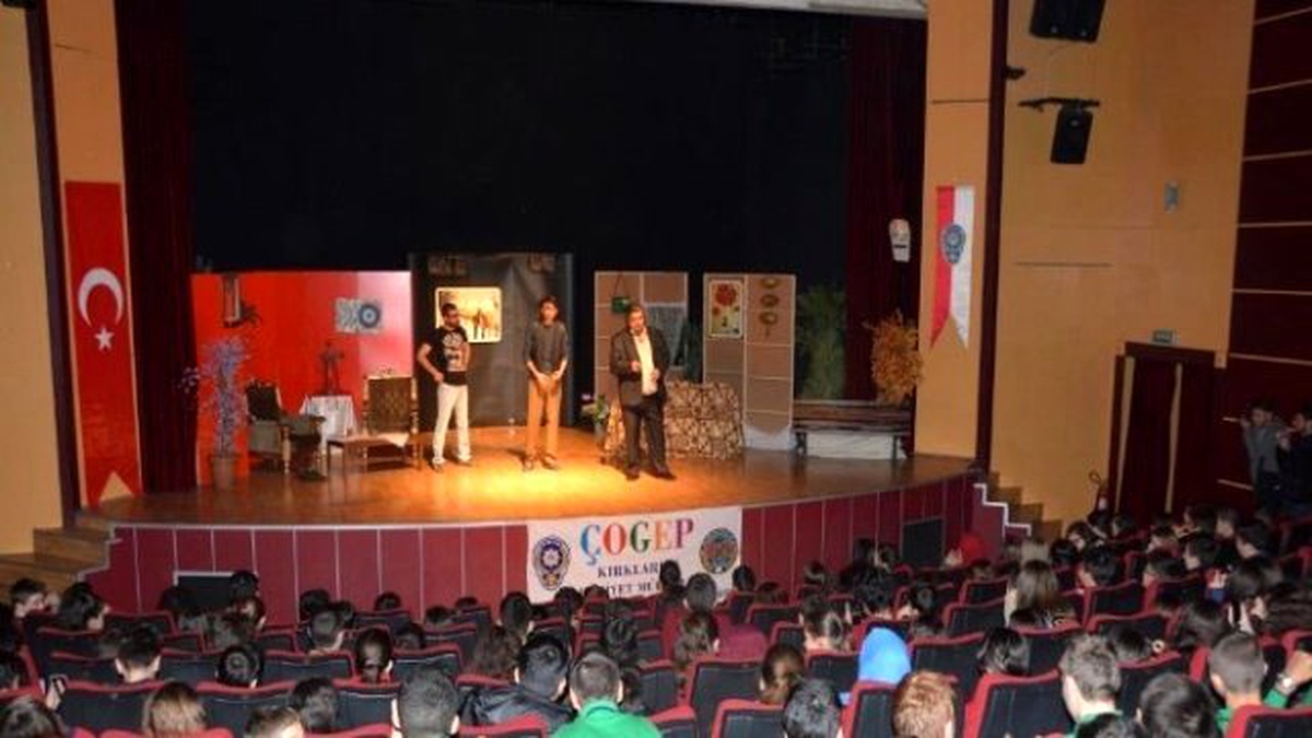 Sessiz Çığlık Sahte Cennet\' Oyunu Sahnelendi