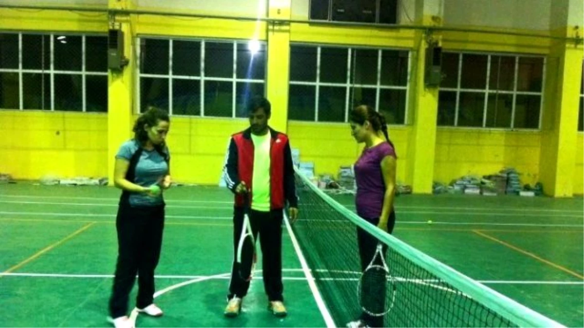 Şırnak\'ta Öğretmeler Günü Etkinlikleri Kapsamında Tenis Turnuvası Düzenlendi